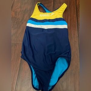 Speedo bathing suit size 28